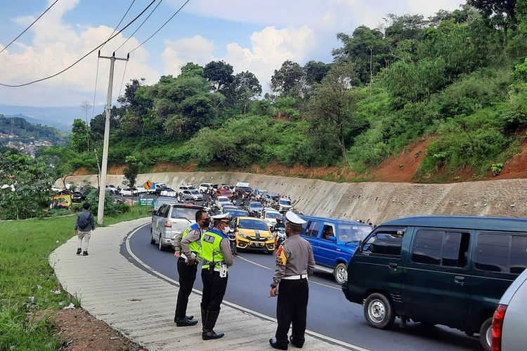 Tanjakan Gentong, Kabupaten Tasikmalaya, Jawa Barat, terus dipadati kendaraan dan mengalami kemacetan sampai 10 kilometer lebih mulai Rajapolah sampai perbatasan Garut-Tasikmalaya di Malangbong, Kamis (5/5/2022) sore.(KOMPAS.COM/IRWAN NUGRAHA)