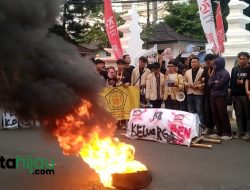 Ratusan Mahasiswa Demo Tolak RUU Pilkada, Bakar Keranda Bergambar Jokowi