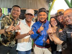 Photo Bareng Cabup Subang H. Ruhimat, Oni SOS Acungkan Satu Jari