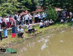 Politik Bahagia, Istri H. Ruhimat Ajak Warga Cigadung Subang Mancing Ikan